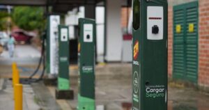Carga de carros eléctricos en Colombia: qué cambia