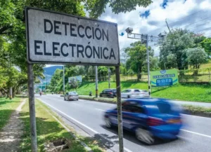 Cámaras fotomultas Colombia: requisitos clave