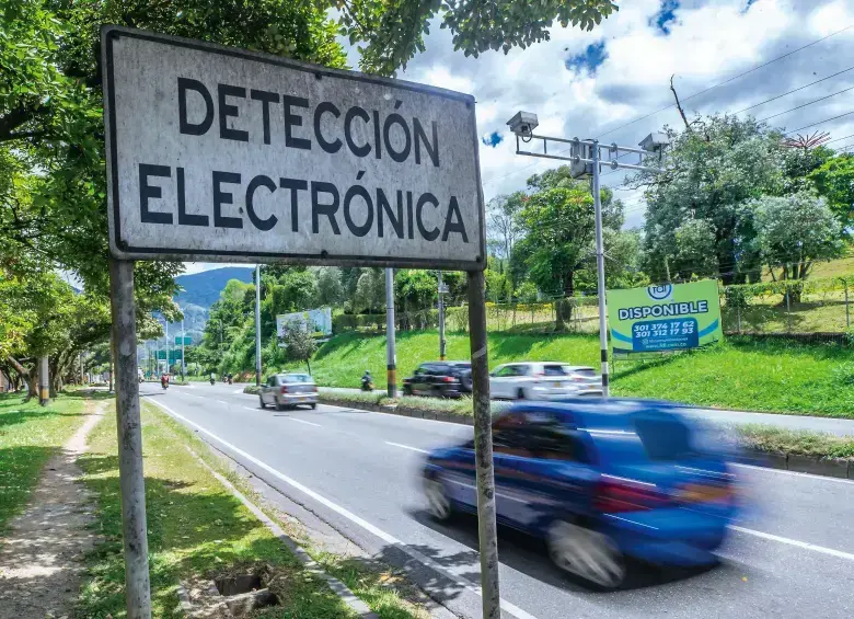 Cámaras fotomultas Colombia: requisitos clave
